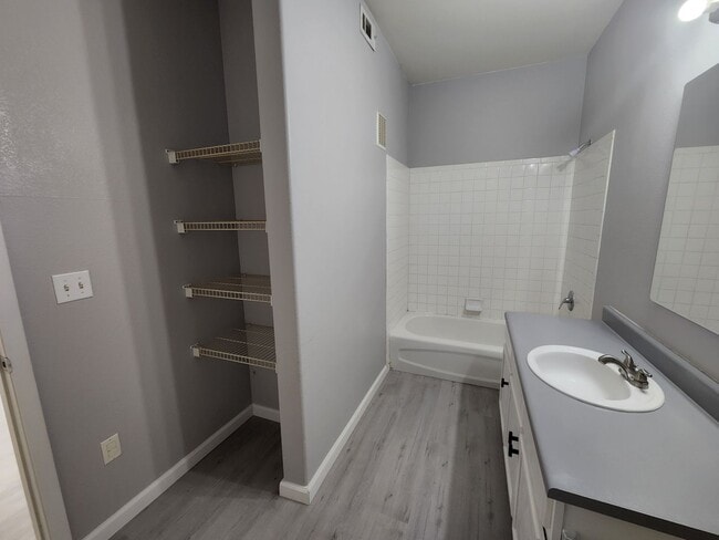 Building Photo - Beautifully Updated 2nd Floor-Condo 2BED/2...