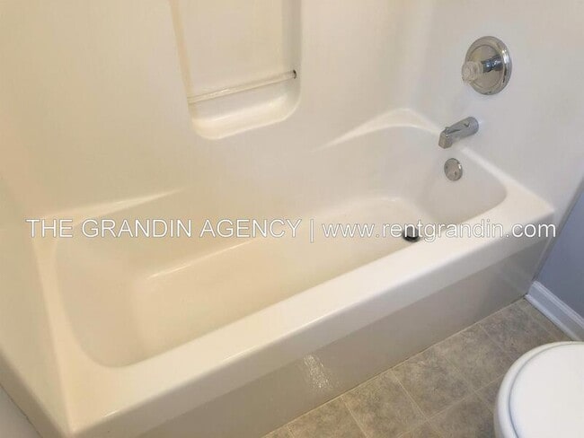 Building Photo - 1811 Meadows Ct