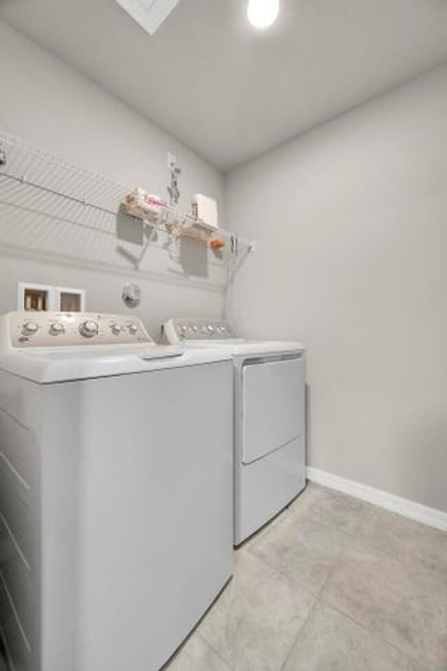 Building Photo - 3550 San Bernardino Wy