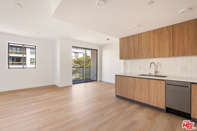 Building Photo - 2361 Fox Hills Dr