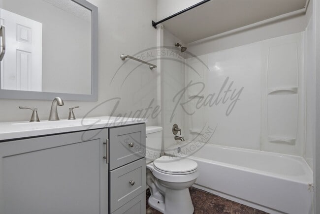 Building Photo - Two Bedroom Duplex in Hermitage with Back Deck!