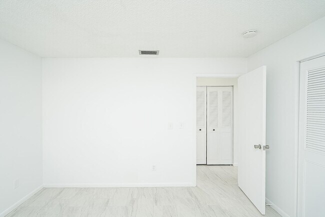 Building Photo - 494 Romano St