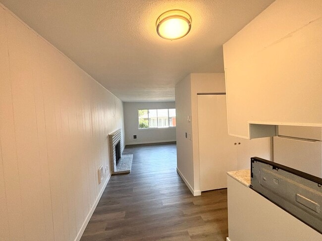 Building Photo - LA1547* - A