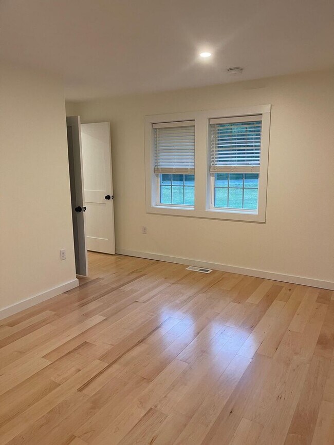 Building Photo - 3 Bedroom Apartment in Colchester VT Available 7/1!