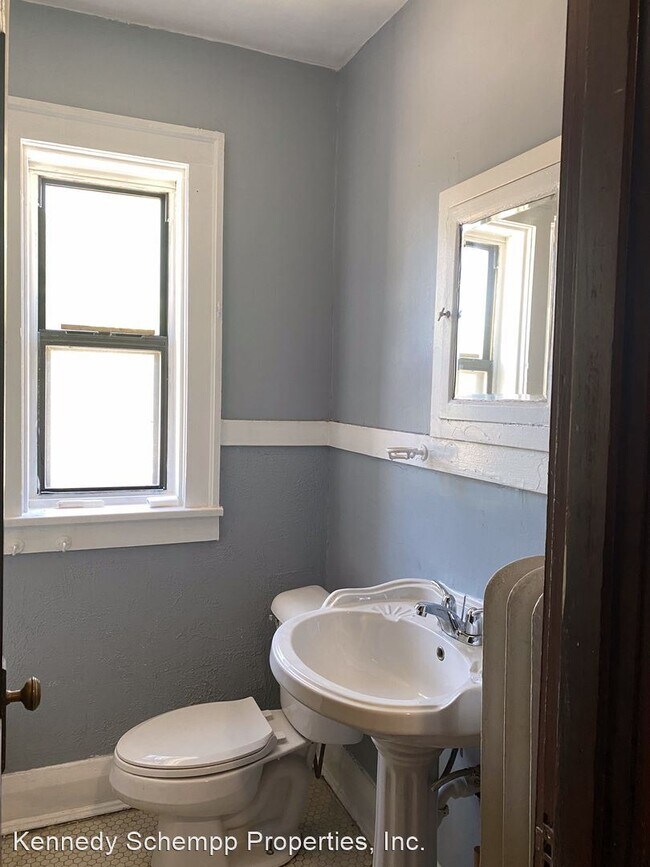 Building Photo - 820 E Converse St