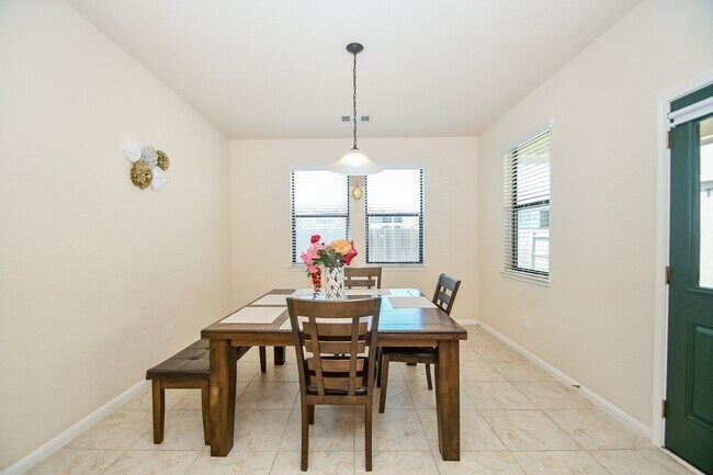 Building Photo - 5619 Drumlin Field Way