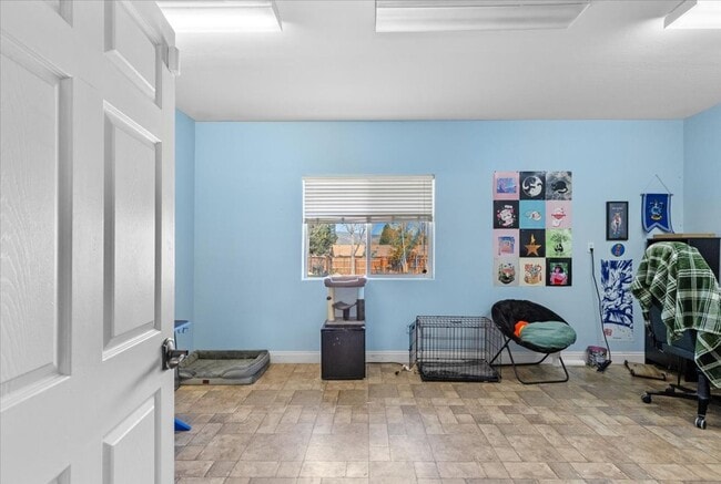 Building Photo - Stallion Springs Home!