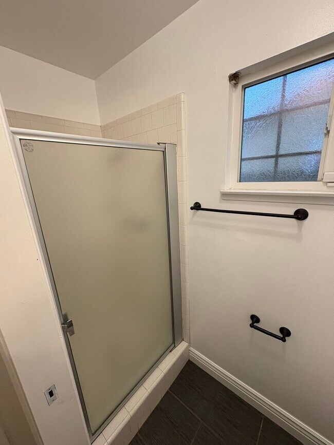 Building Photo - SW Visalia Home Available Now!