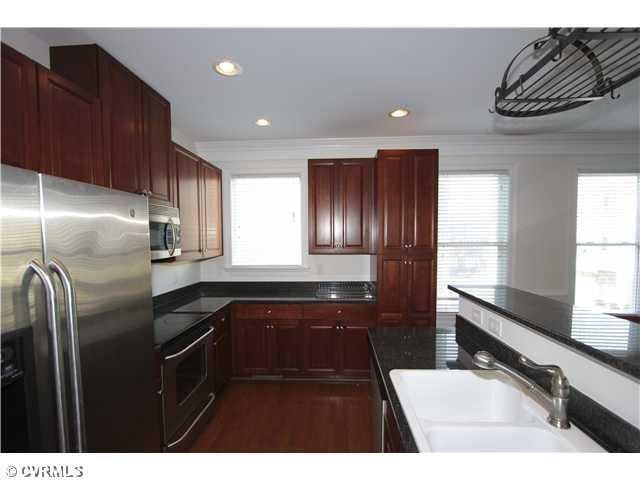 Building Photo - RENT SPECIAL! 4 BR / 3.5 BA Gorgeous Townhouse close to James River