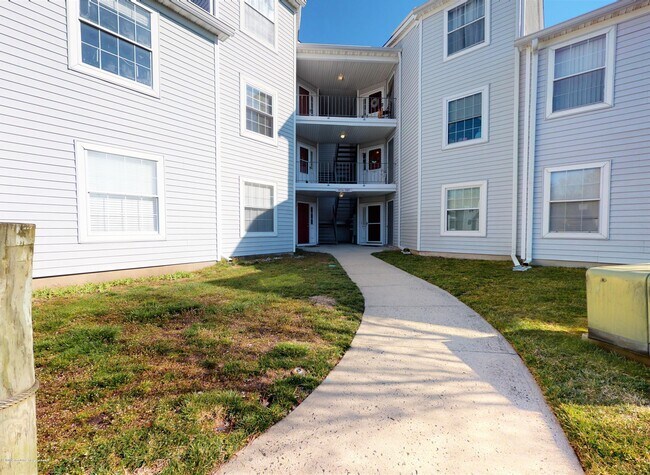 Building Photo - 1019 Waters Edge Dr