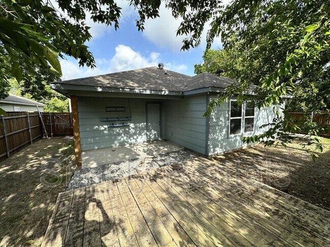 Building Photo - 1310 Sabine St