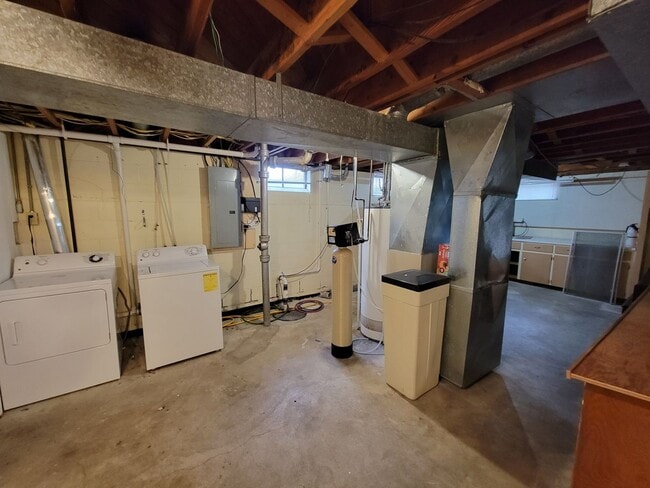 Building Photo - 4 Bed 2 Bath house for Rent!
