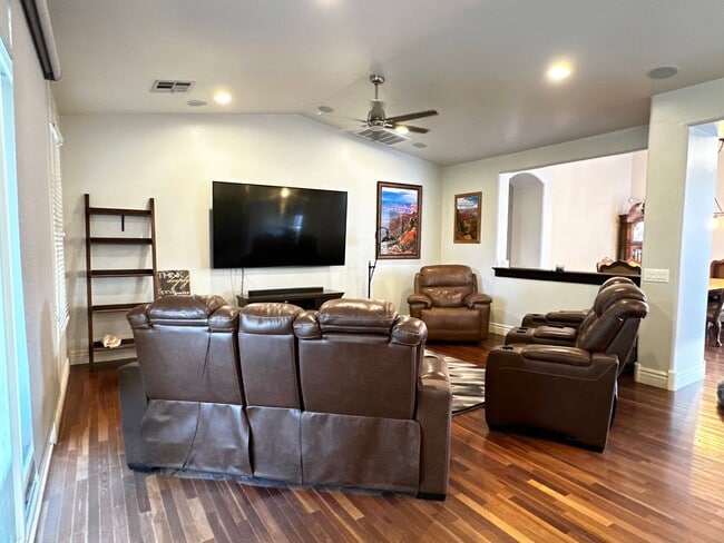 Building Photo - HIGHLY DESIRABLE AND SPACIOUS HOME FULLY EQUIPPED WITH SOLAR PANELS + LANDSCAPING INCLUDED