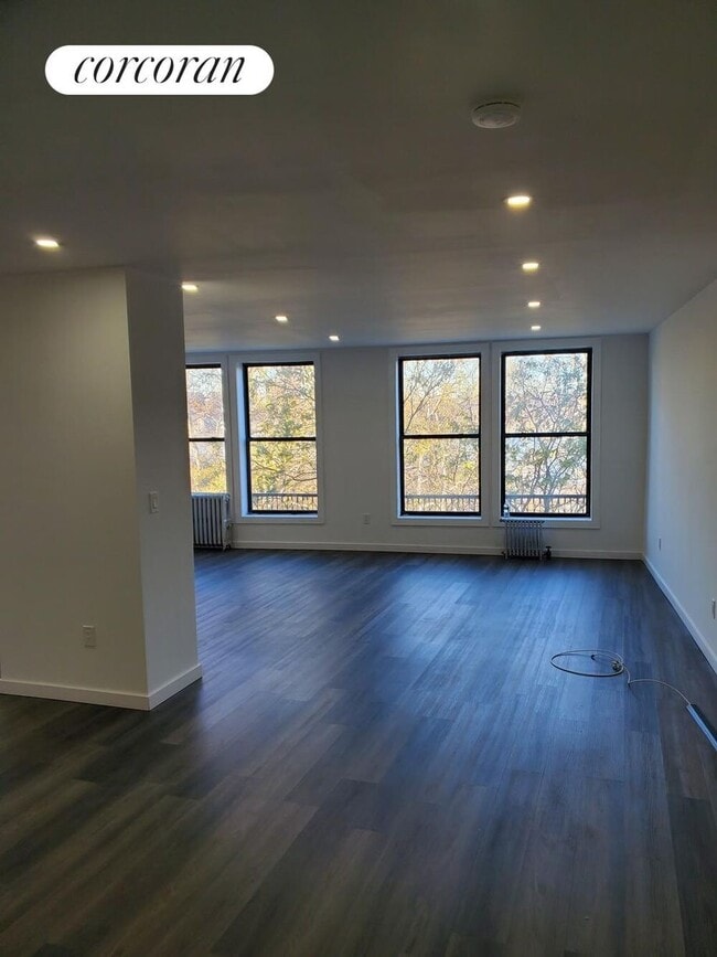 Building Photo - 720 Riverside Dr