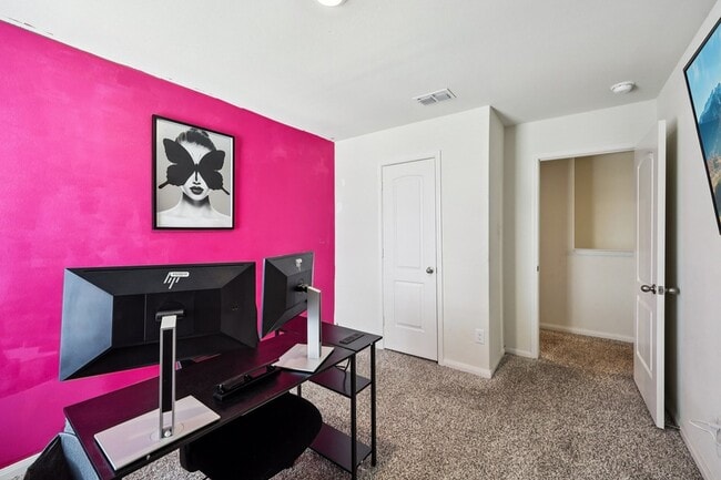 Building Photo - 1927 Churchill Downs Dr