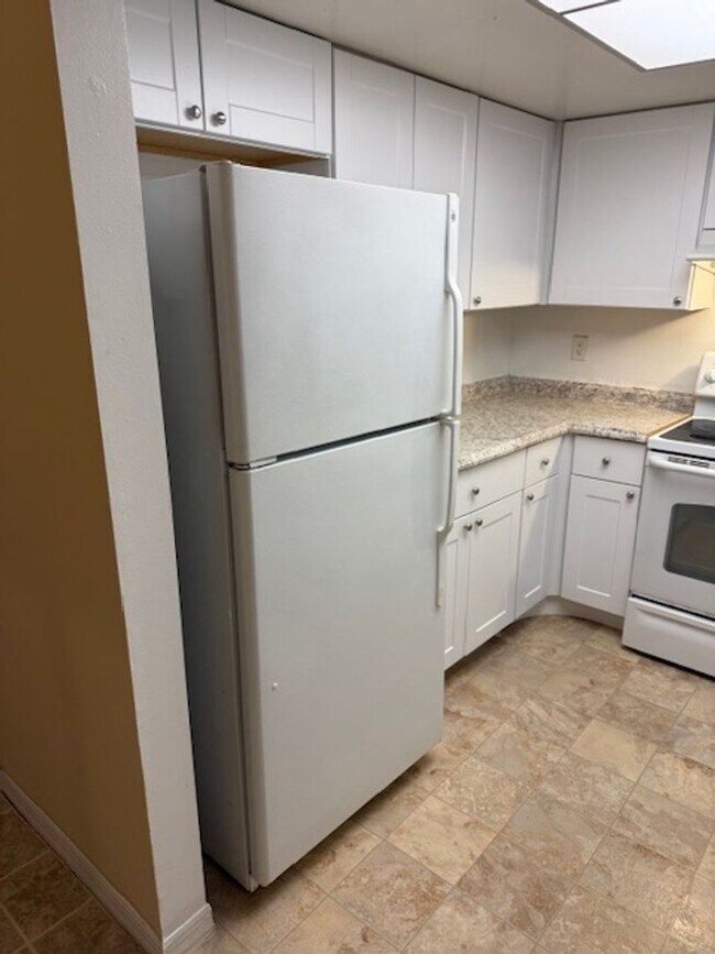 Building Photo - Coral Gardens Two bedroom condo