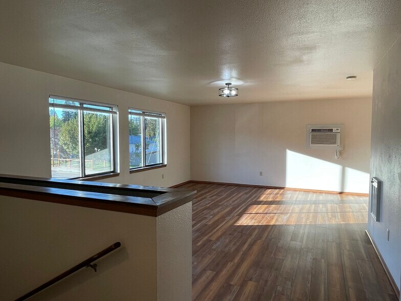Building Photo - 609 Princeton Ave N