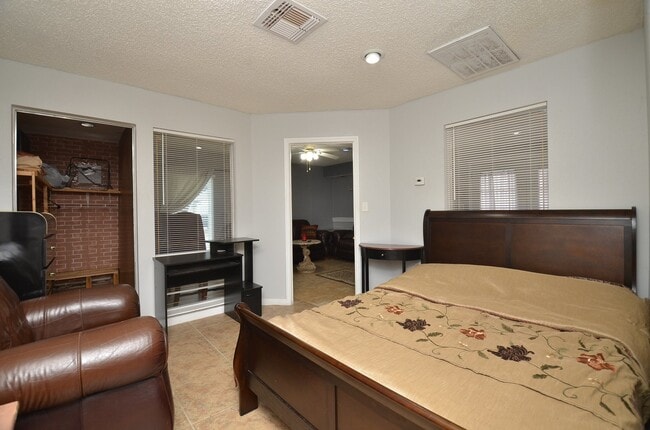 Building Photo - 13102 Richmond Ave.