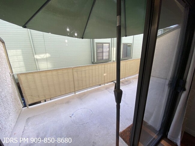 Building Photo - Monrovia 2 Bedroom Townhouse