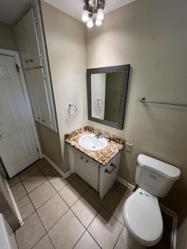 Building Photo - Newly updated!  3 bedroom, 1.5 bath home o...