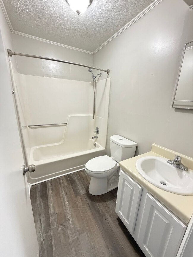 Building Photo - Oxford-2 Bedrooms