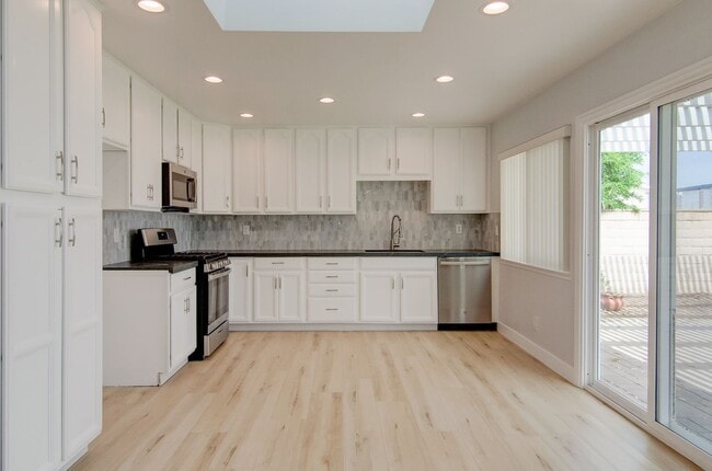 Building Photo - Turnkey Huntington Beach Home with Modern ...