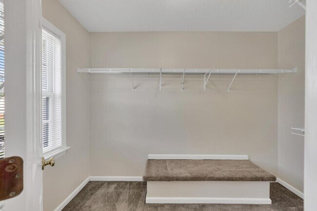 Building Photo - Spacious 4BR/2.5 Bath in the Jacksonville Commons Area
