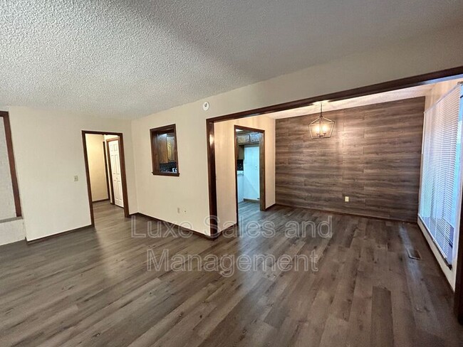 Building Photo - 1307 Summerton Pl