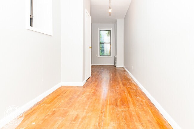 Building Photo - 816 Knickerbocker Ave