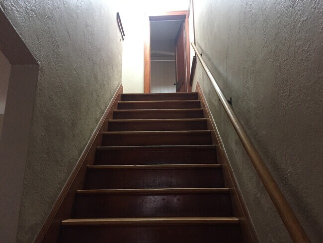 Building Photo - Gorgeous 3 Bedroom - 1-1/2 bath House in Prime St. Paul neighborhood