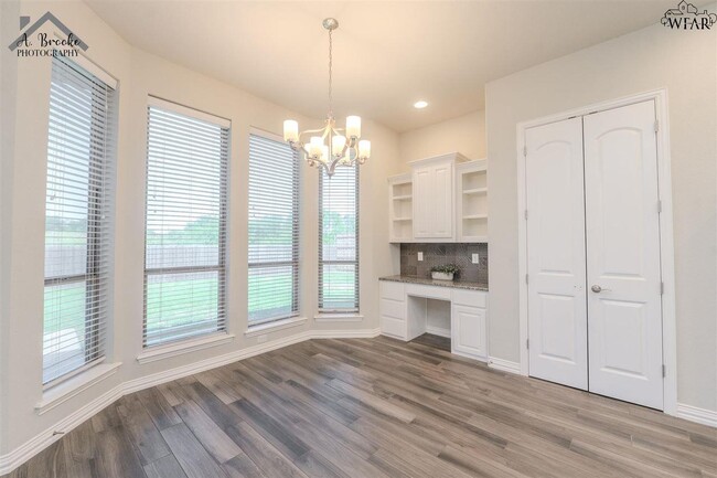 Building Photo - 4938 Spring Hill Dr