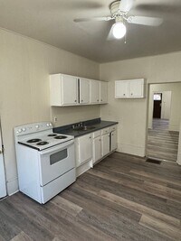 Building Photo - 3 bedroom, 1 bath, 3 story half double house