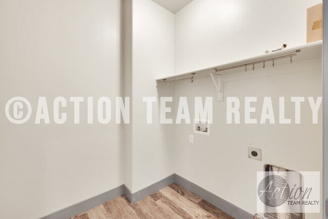 Building Photo - Townhome in Riverton!
