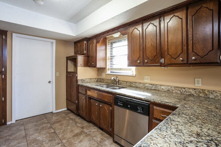 Building Photo - 9713 Hummingbird Ln