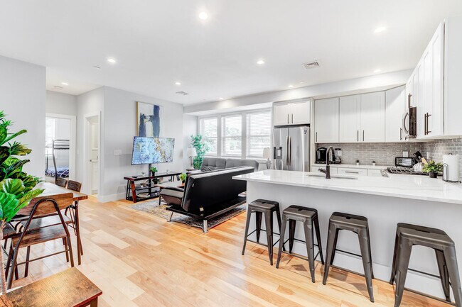 Building Photo - 1011 Bennington St