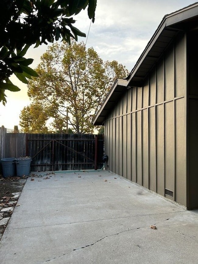 Building Photo - NEW PRICE – Move-In Ready Home with Expansive Yard & RV Parking