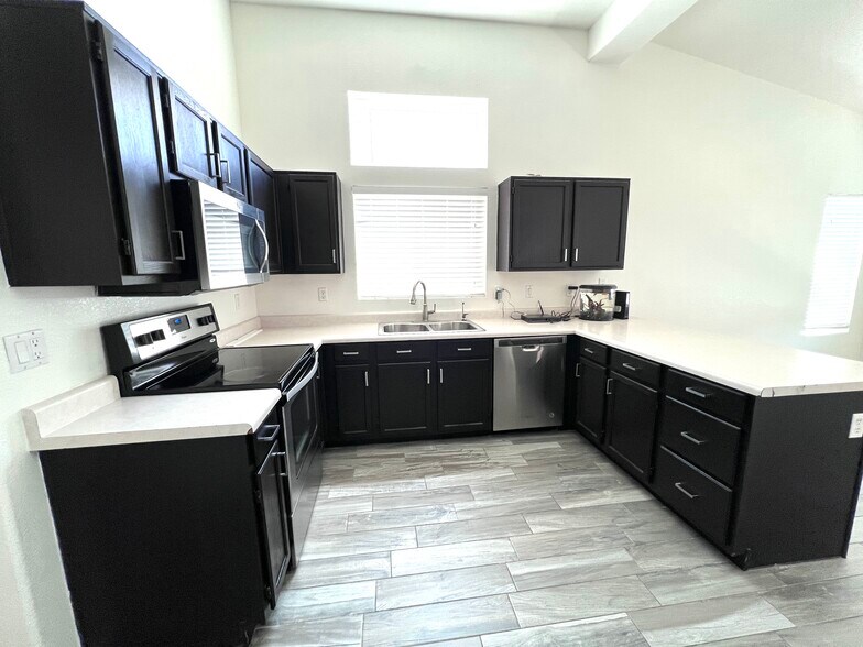 Kitchen - 1501 E Princeton Ave