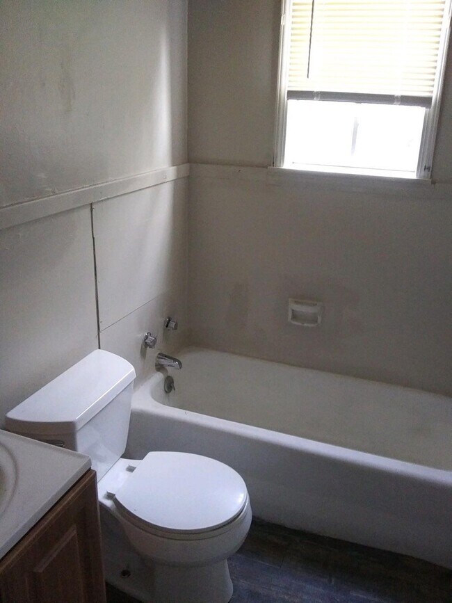 Building Photo - 457 King Rd