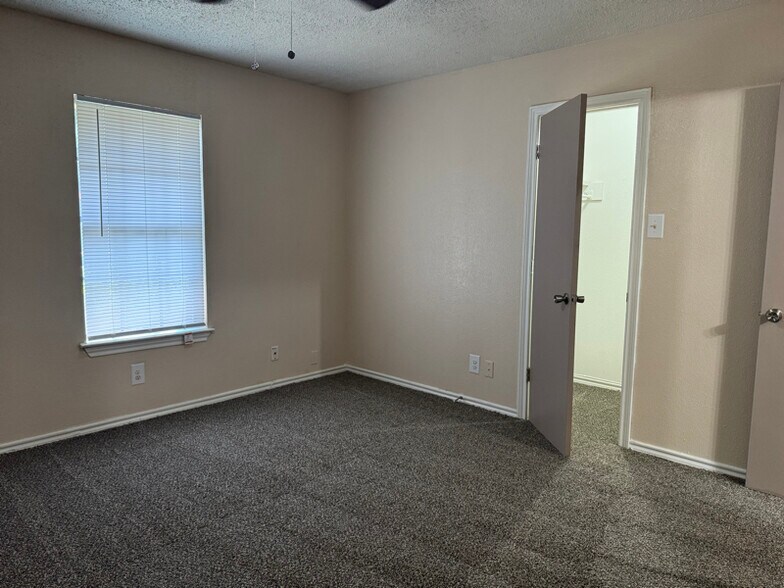 Building Photo - 1379 Sylvan Dr