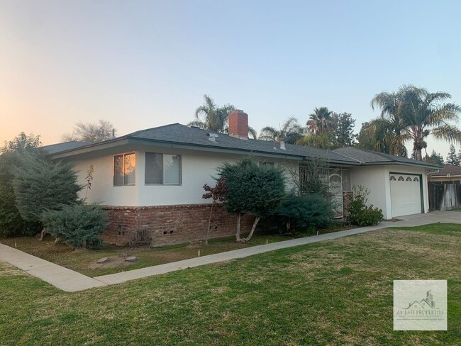 Building Photo - Must See! Lovely 3 Bedroom 2 Bath Home with Pool