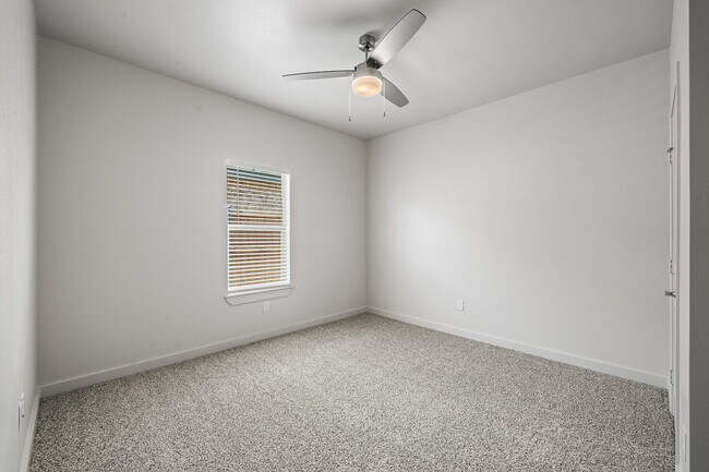 Building Photo - MOVE IN SPECIAL: $500 move in bonus provided at move in  Gorgeous Duplex in Frenship East!