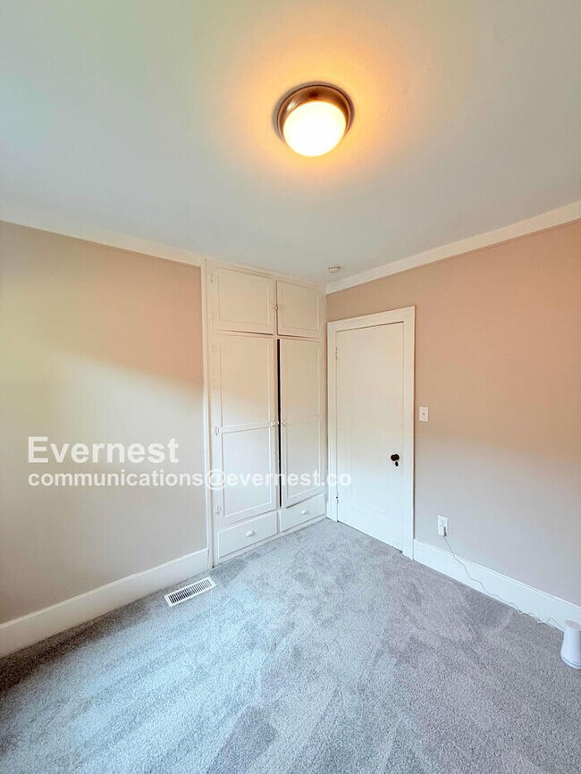 Building Photo - 68 E James St