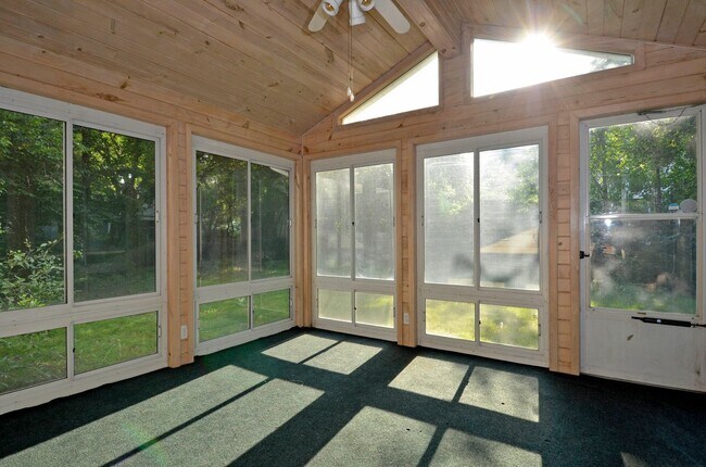 Building Photo - Spacious 5-Bed 3-Bath Home in Edina - Available Now!