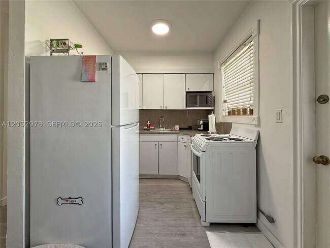 Building Photo - 3121 SW 25th St