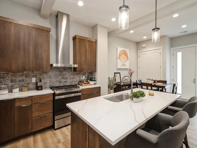 Building Photo - Luxurious 3-Bedroom, 2-Bathroom Townhouse – Des Moines