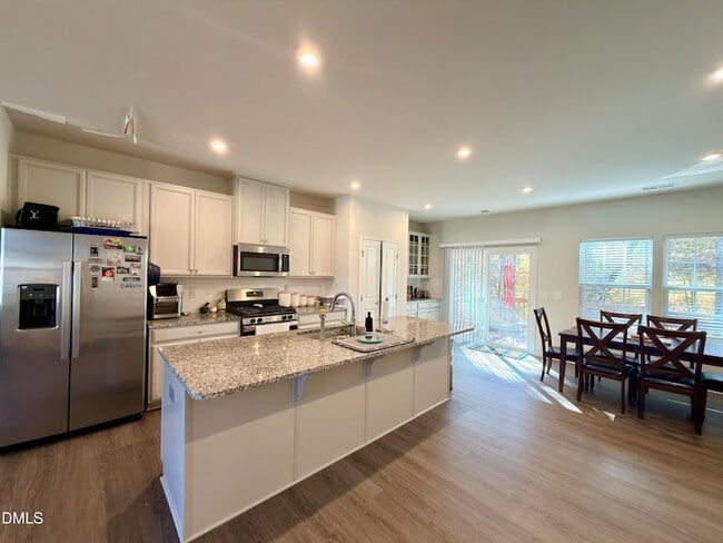 Building Photo - 1110 Romeria Dr