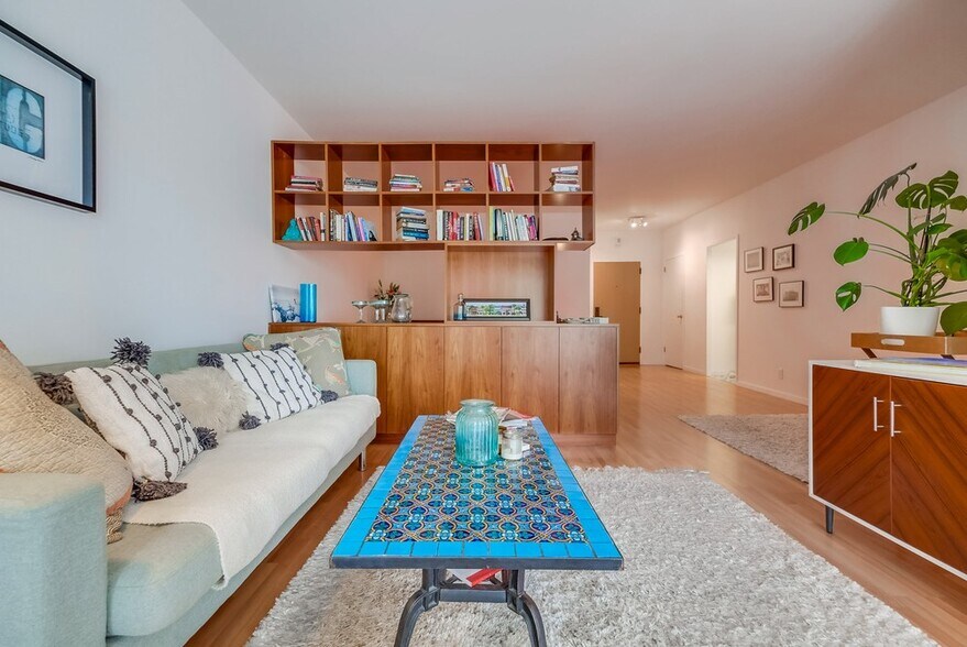 Building Photo - 999 N Doheny Dr