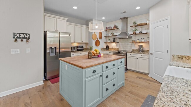 Building Photo - Beautifully Upgraded Home with Outdoor Fire Pit and Fenced Backyard in Buckhead East