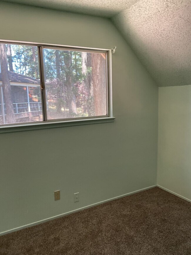 Building Photo - Two story 4 bedroom 2 bath home, Magalia
