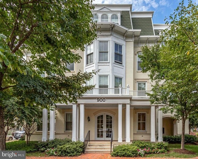 Building Photo - 910 Powhatan St